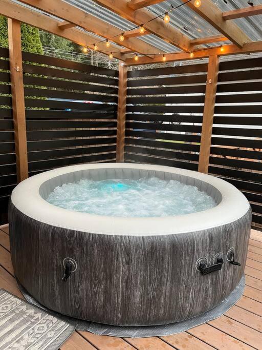 Modern Studio With Soft Tub And Mountain Views - Ratcliffe Guest Suite Duncan Bagian luar foto